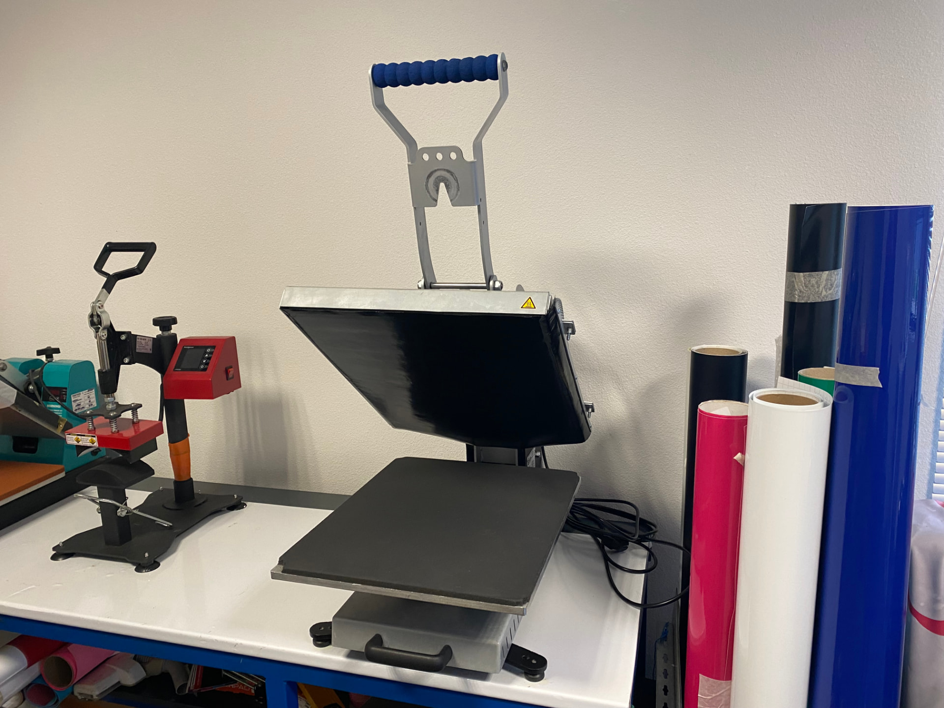Presse à chaud grand format ouverte dans notre atelier